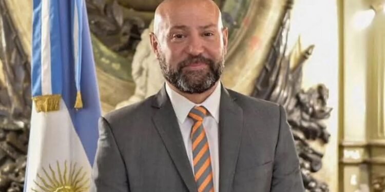 El Gobierno no logra contener la crisis por las presuntas coimas