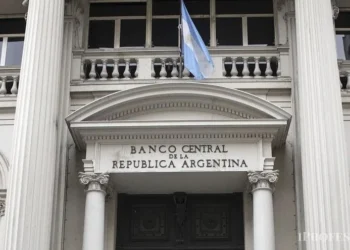 Sturzenegger negó que la reforma laboral incluya sumar horas a la jornada