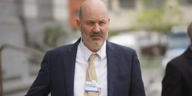 Sturzenegger negó que la reforma laboral incluya sumar horas a la jornada