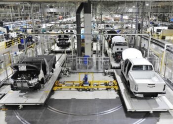 Noviembre Automotor: La exportación crece un 15% mientras los concesionarios locales siguen vacíos.