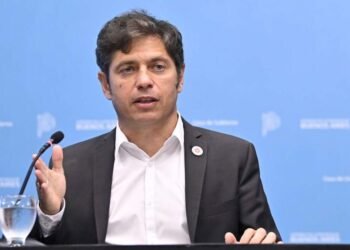 La frazada corta de la Provincia: Tensión entre La Plata y los municipios por el bono.