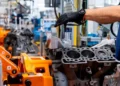 Empleo autopartista cae 7,7% y crece la alarma por el futuro a 2026.