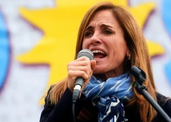 «Peligro total»: Tolosa Paz advirtió sobre la estrategia de Milei para salir de la recesión.