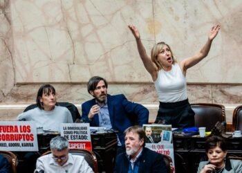La oposición presiona a Adorni y plantea una posible interpelación para una moción de censura
