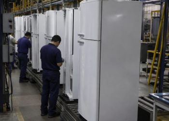 Una emblemática planta de electrodomésticos cesa la producción de heladeras y se prepara para despidos en Rosario