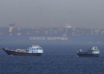 Tensión en el estrecho de Ormuz: Barcos atrapados y nuevas negociaciones en camino