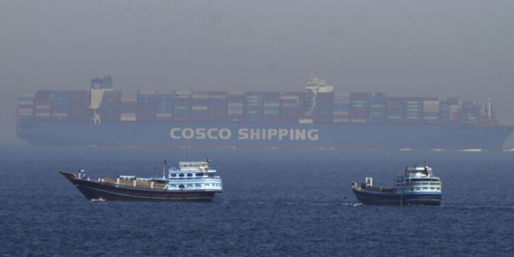 Tensión en el estrecho de Ormuz: Barcos atrapados y nuevas negociaciones en camino