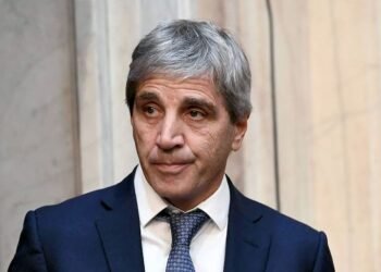 Inversores de Wall Street analizan la promesa de 2026 de Caputo, aunque surgen interrogantes sobre Argentina