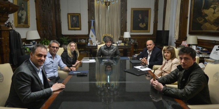 Adorni convoca una reunión de Gabinete en medio de investigaciones judiciales