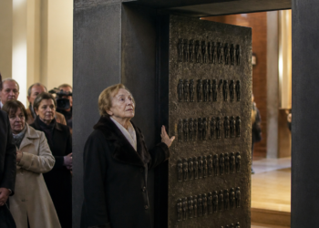 Un umbral de la memoria en el Centro Hirsch para conmemorar el Holocausto y una sobreviviente comparte su testimonio