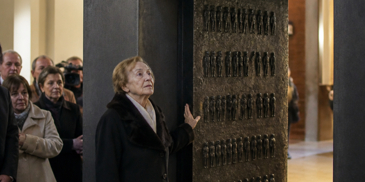 Un umbral de la memoria en el Centro Hirsch para conmemorar el Holocausto y una sobreviviente comparte su testimonio