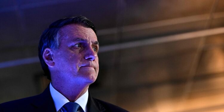 Jair Bolsonaro regresa a casa tras cirugía de hombro y continúa en arresto domiciliario