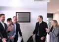 Manuel Adorni lidera la inauguración de la planta de Mercedes Benz en Zárate, en medio de críticas políticas