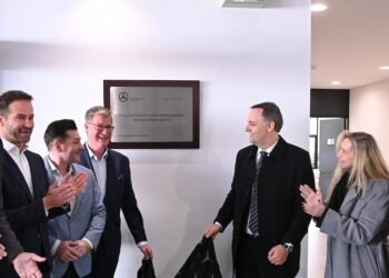 Manuel Adorni lidera la inauguración de la planta de Mercedes Benz en Zárate, en medio de críticas políticas