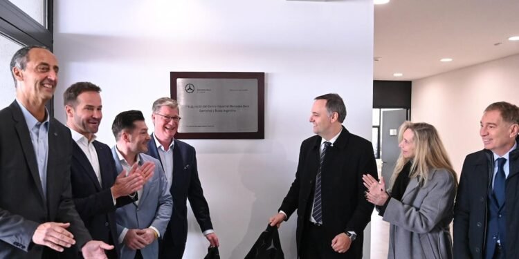 Manuel Adorni lidera la inauguración de la planta de Mercedes Benz en Zárate, en medio de críticas políticas