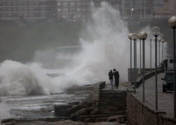 Ciclón extratropical obliga a más de 170 buques extranjeros a buscar refugio en la costa argentina
