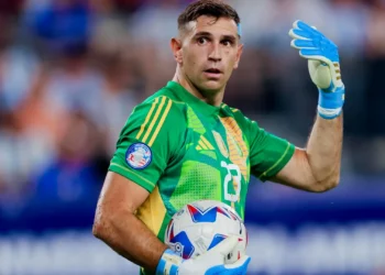 Dibu Martínez: un paso más cerca de un récord histórico con la Selección argentina