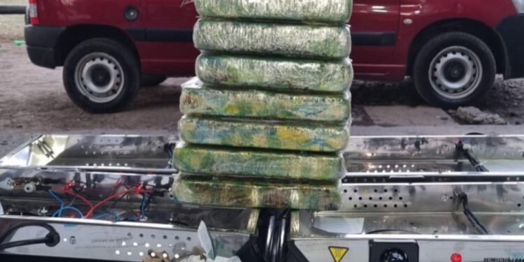 Detenidos en la autopista Buenos Aires-La Plata con más de siete kilos de cocaína