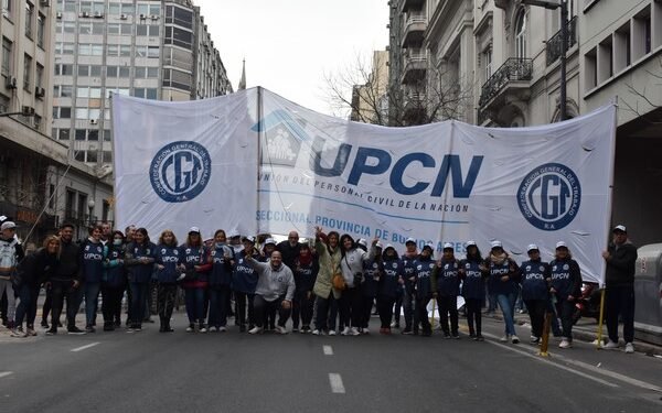 El Gobierno define paritaria estatal con un aumento trimestral del 6,6% y un bono único
