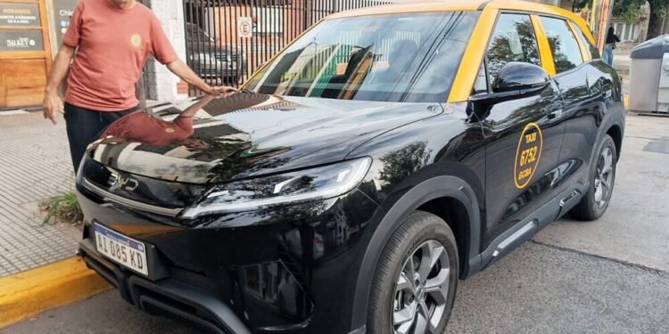 Inicia la circulación de taxis eléctricos en Buenos Aires