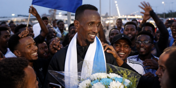 Celebran el regreso del árbitro somalí que fue deportado al intentar llegar al Mundial