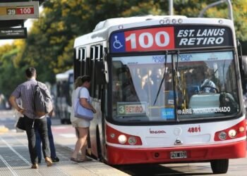El boleto mínimo de colectivo en la provincia de Buenos Aires superará los 1.000 pesos desde mañana