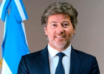 Mahiques asiste a la reunión del GAFI en París junto al juez que investiga a Manuel Adorni
