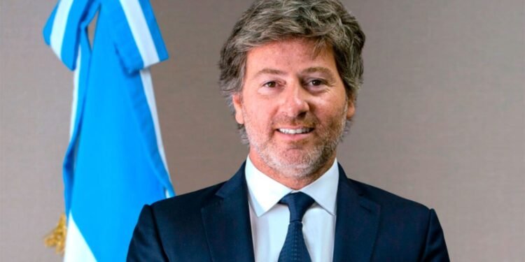 Mahiques asiste a la reunión del GAFI en París junto al juez que investiga a Manuel Adorni