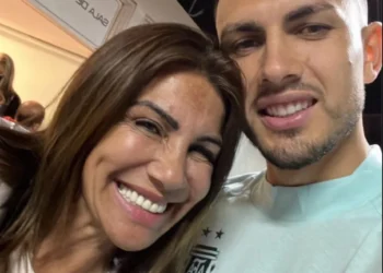 Emotiva llegada de Myriam Benítez, madre de Leandro Paredes, al Aeropuerto de Ezeiza