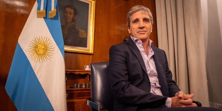 Economistas plantean preocupaciones sobre la sostenibilidad cambiaria en el marco financiero