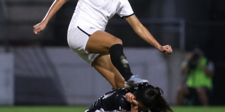 Escándalo en Brasil: futbolista agredió a su rival y recibió una sanción de 5 años