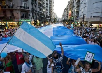 Oposición se opone a la prohibición de banderas de Malvinas en el partido Argentina-Inglaterra