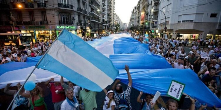 Oposición se opone a la prohibición de banderas de Malvinas en el partido Argentina-Inglaterra