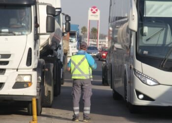 Sancionan a un camionero por cometer cinco infracciones simultáneamente en una autopista del AMBA