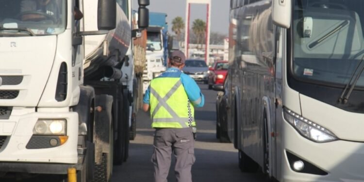 Sancionan a un camionero por cometer cinco infracciones simultáneamente en una autopista del AMBA
