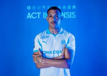 Facundo Medina se une al Bayer Leverkusen tras su salida del Olympique de Marsella por 25 millones de euros