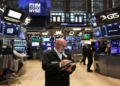 Mercados: caen las acciones argentinas, se recuperan los bonos y disminuye el riesgo país