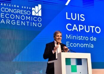 Caputo envío un mensaje a quienes critican la industria y defendió el modelo económico
