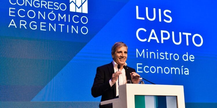 Caputo envío un mensaje a quienes critican la industria y defendió el modelo económico