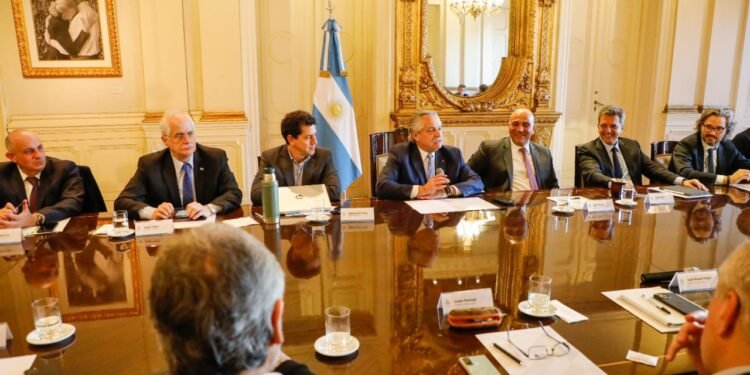 Desafíos económicos al cierre de septiembre: el riesgo país se aproxima a los 600 puntos y los precios de alimentos se incrementan